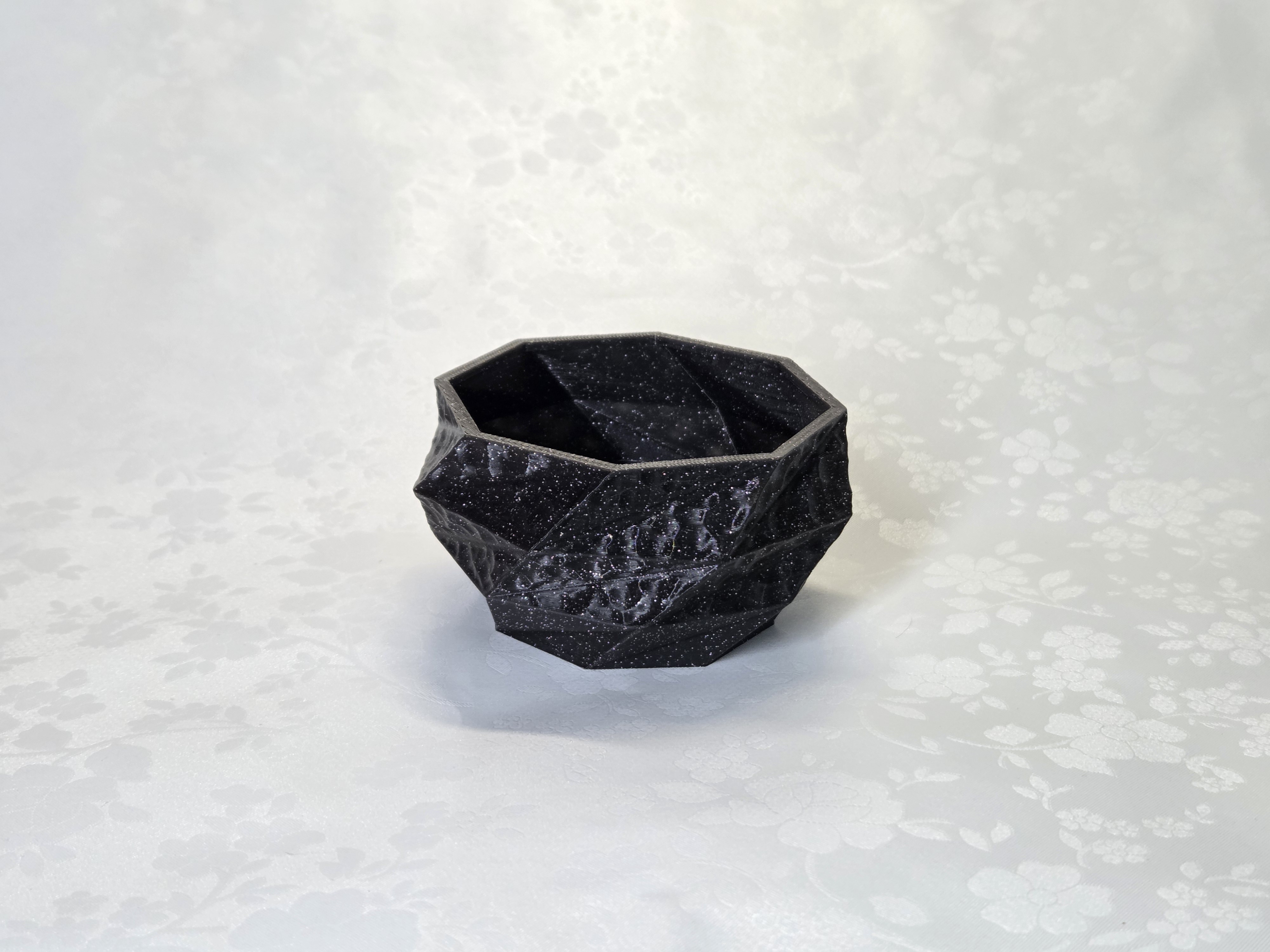 3D printana teglica Crni kristal