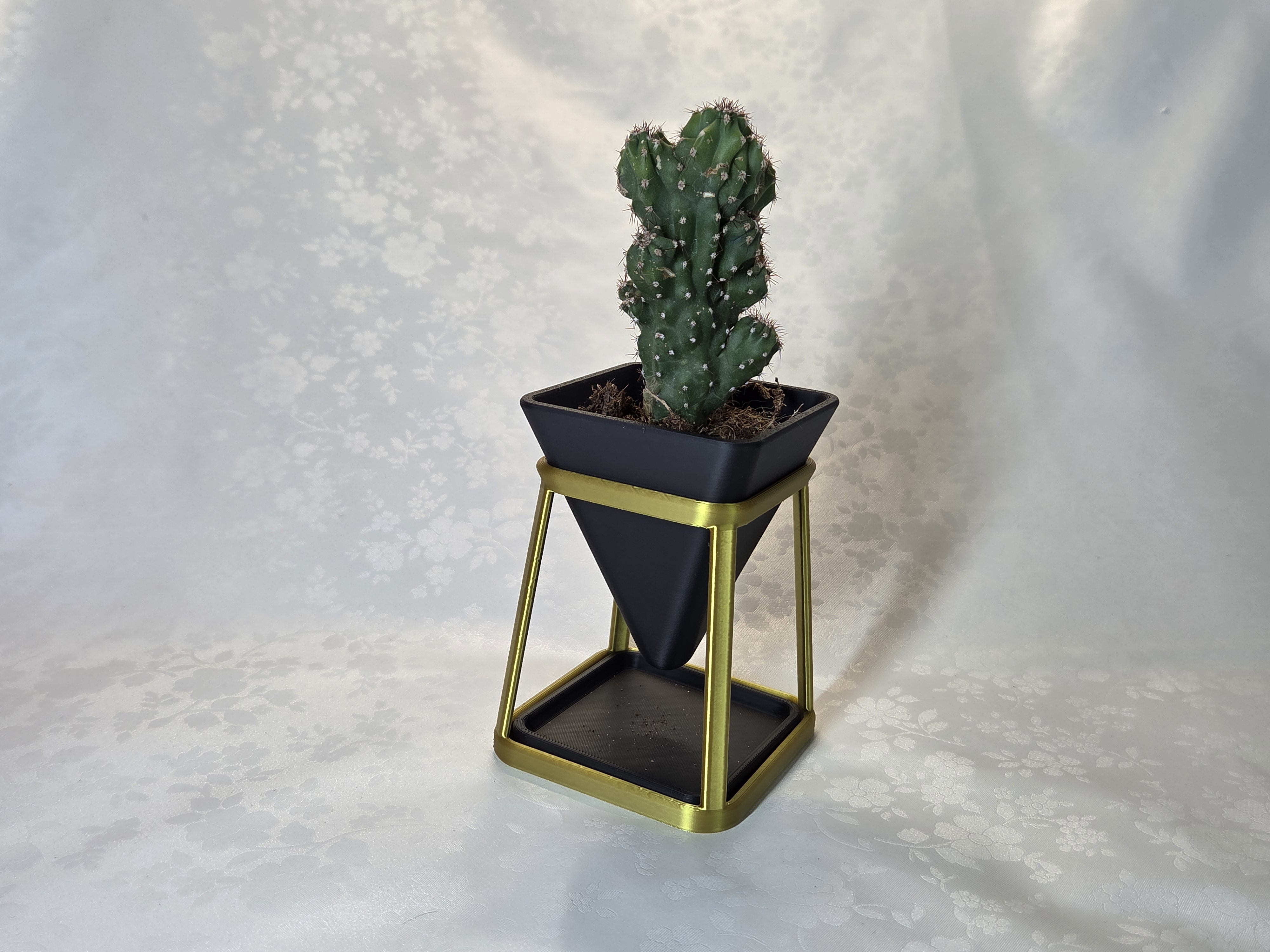 3D printana teglica na stalku s kaktusom